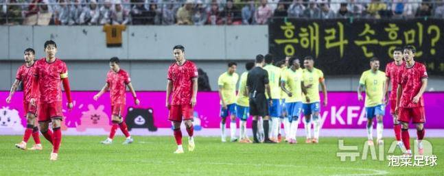 体育场上悲喜参半,运动员胜利和失利交织 体育场上悲喜参半,运动员胜利和失利交织