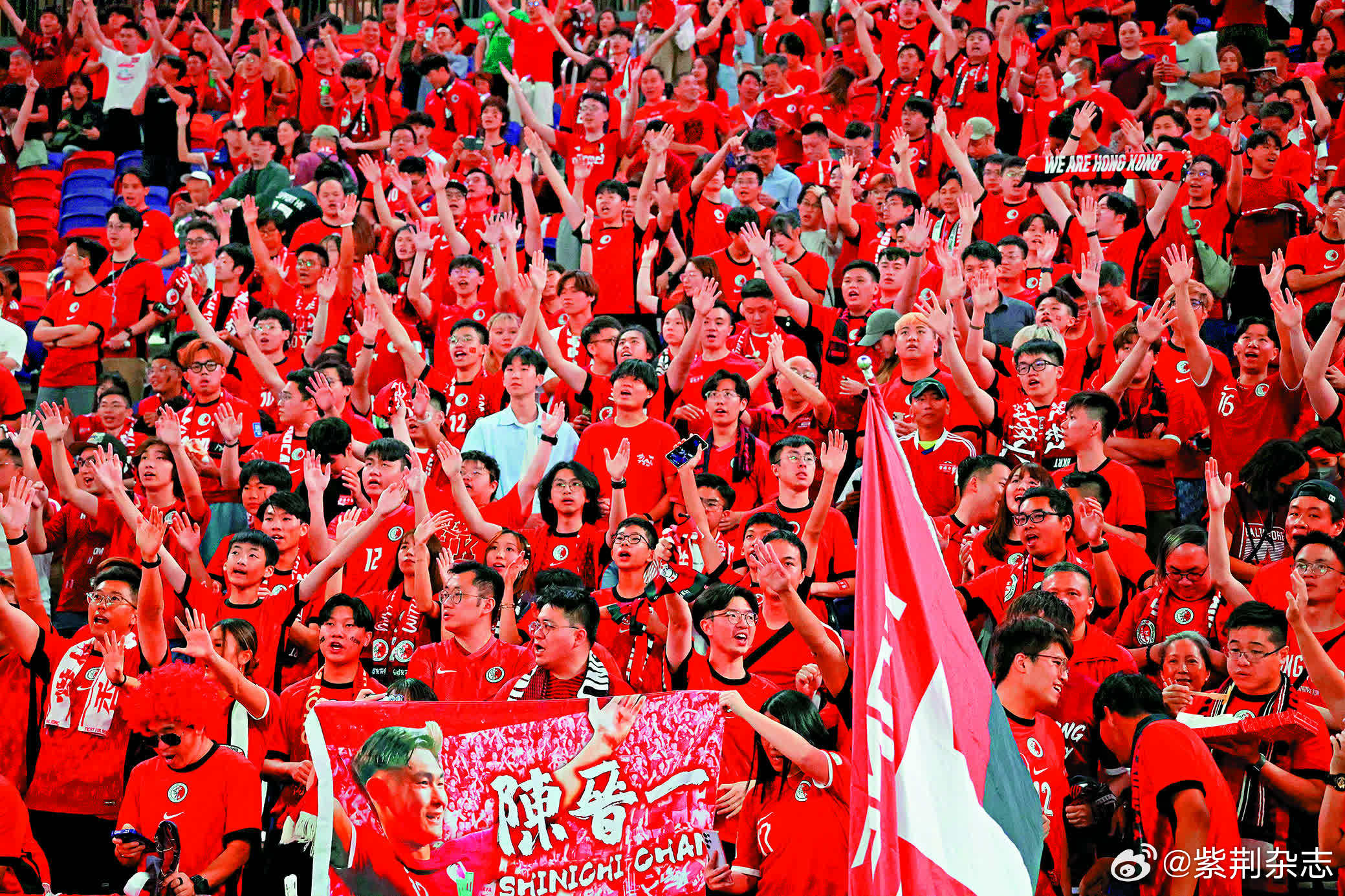 足球比赛再掀热潮，球场上瞬间火爆开战